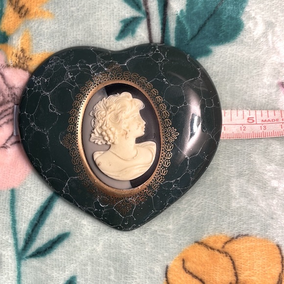 Green Heart Shaped Mount Clemens pottery cameo trinket box, Excellent Condition - Picture 9 of 10
